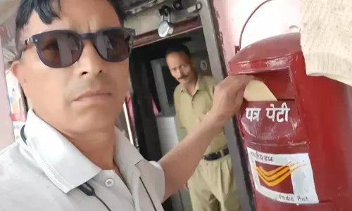 Pauri Garhwal: शिक्षकों की अनोखी चेतावनी, पोस्टकार्ड पर खून से संदेश भेजा Pauri Garhwal: शिक्षकों की अनोखी चेतावनी, पोस्टकार्ड पर खून से संदेश भेजा
