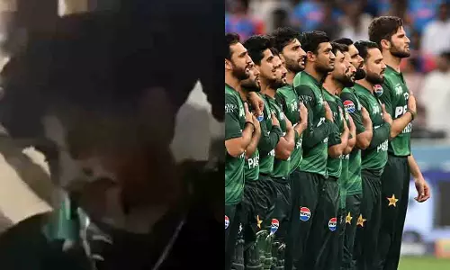 Asia Cup : भारत से हार का गहरा असर, पाकिस्तानी फैन स्टेडियम के बाहर बेहोश Asia Cup : भारत से हार का गहरा असर, पाकिस्तानी फैन स्टेडियम के बाहर बेहोश