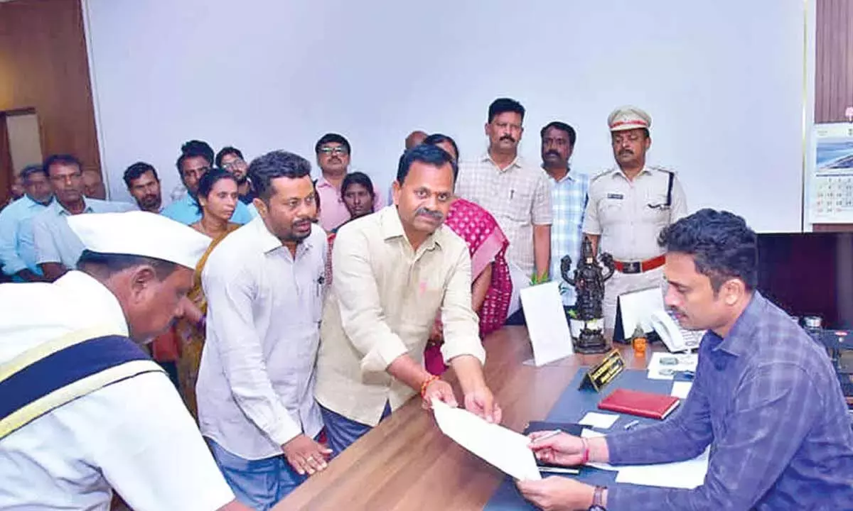 Andhra: VRO ने आरडीओ के खिलाफ शिकायत की Andhra: VRO ने आरडीओ के खिलाफ शिकायत की