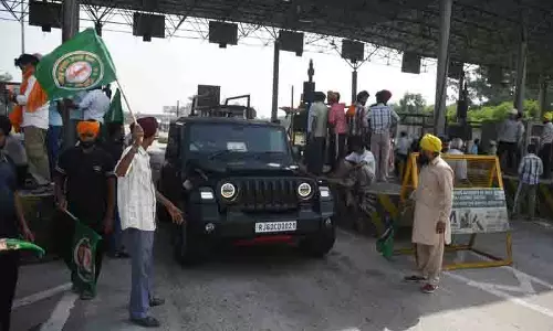 सड़कों की मरम्मत में देरी को लेकर किसानों ने Ladhowal टोल प्लाजा फ्री कराया