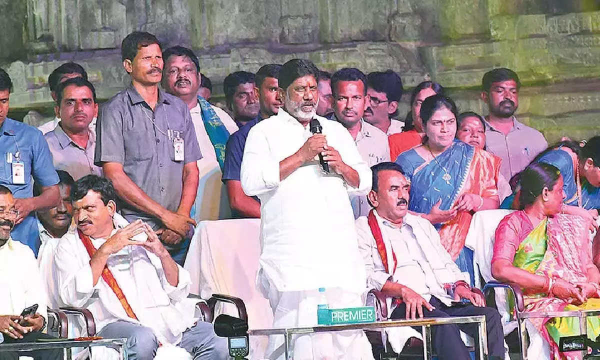 Telangana: मंत्रियों ने हजार स्तंभ मंदिर में बतुकम्मा उत्सव का उद्घाटन किया