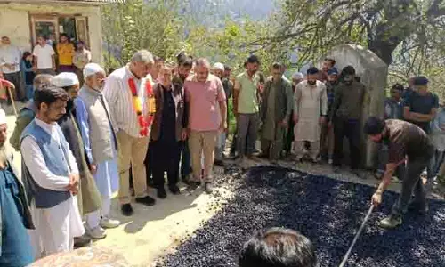 MLA ने नील-चामलवास रोड पर काली पट्टी बिछाने का काम शुरू किया MLA ने नील-चामलवास रोड पर काली पट्टी बिछाने का काम शुरू किया