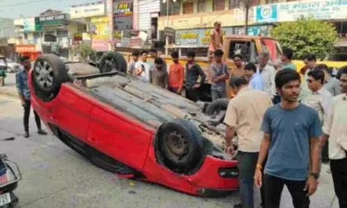 Nagpur में तेज़ रफ़्तार! कार पलटी, चार युवक गंभीर रूप से घायल Nagpur में तेज़ रफ़्तार! कार पलटी, चार युवक गंभीर रूप से घायल