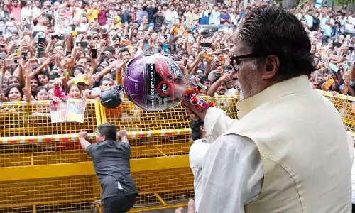अमिताभ बच्चन का सराहनीय कदम, प्रशंसकों को बांटे हेलमेट अमिताभ बच्चन का सराहनीय कदम, प्रशंसकों को बांटे हेलमेट