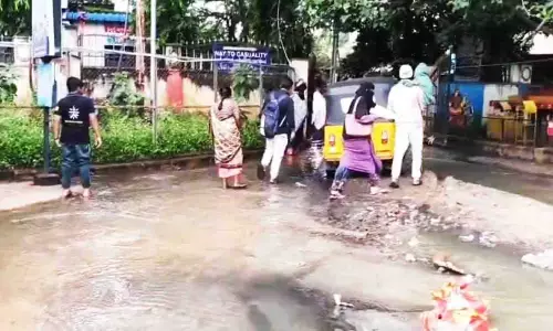 कोटी ENT अस्पताल में सीवेज रिसाव, स्वास्थ्य को गंभीर खतरा कोटी ENT अस्पताल में सीवेज रिसाव, स्वास्थ्य को गंभीर खतरा