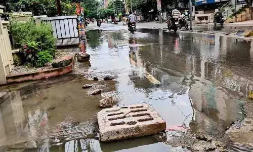 Hyderabad: सीवेज ओवरफ्लो से श्रीनगर कॉलोनी के निवासी परेशान Hyderabad: सीवेज ओवरफ्लो से श्रीनगर कॉलोनी के निवासी परेशान