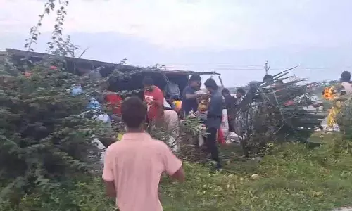 नारियल से भरी लॉरी पलटी, स्थानीय लोगों ने सामान को पास के अस्पताल तक पहुँचाकर मदद की