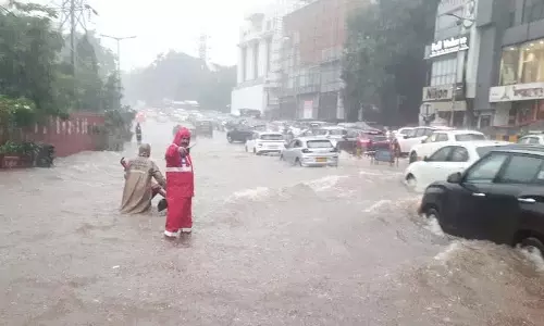 Hyderabad में भारी बारिश.. सड़कें तालाबों से भर गई हैं..! Hyderabad में भारी बारिश.. सड़कें तालाबों से भर गई हैं..!