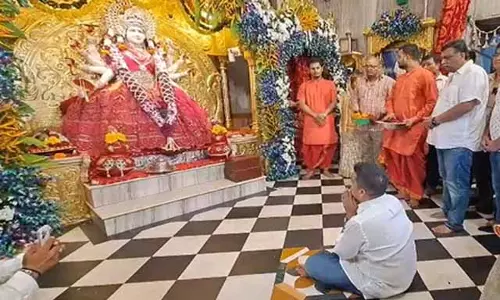 शारदीय नवरात्रि के पहले दिन हर्ष संघवी ने अंबिका निकेतन मंदिर में की पूजा-अर्चना