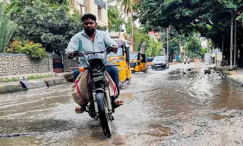 Hyderabad: सड़कें गड्ढों और सीवेज ओवरफ्लो से भरी हैं