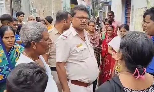 Didimani ने सहायिका का हाथ काटा, हावड़ा आंगनवाड़ी केंद्र में हुलुस्थुल Didimani ने सहायिका का हाथ काटा, हावड़ा आंगनवाड़ी केंद्र में हुलुस्थुल