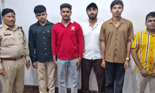 बीच सड़क पर केक काटकर किया बर्थडे सेलिब्रेशन, पांच युवक गिरफ्तार