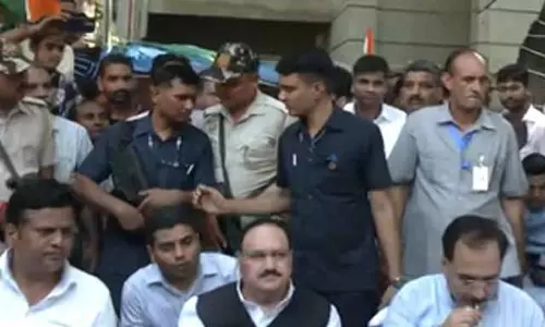 अमर कॉलोनी बाजार में दुकानदारों से मिले जेपी नड्डा, बोले- राहत के साथ होगा आर्थिक विकास