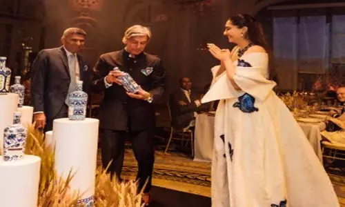 लंदन फैशन वीक में राजस्थानी विरासत की झलक, सोनम कपूर ने गोडावण से सजाया अपना लुक