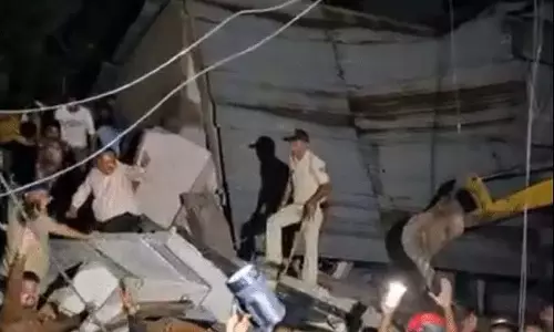BIG BREAKING: 3 मंजिला मकान गिरा, 9 लोग घायल, रेस्क्यू जारी BIG BREAKING: 3 मंजिला मकान गिरा, 9 लोग घायल, रेस्क्यू जारी