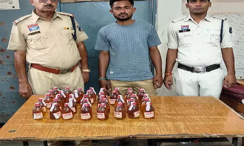 Raipur Breaking: अवैध शराब तस्करी करते नेमीचंद धृतलहरे गिरफ्तार Raipur Breaking: अवैध शराब तस्करी करते नेमीचंद धृतलहरे गिरफ्तार