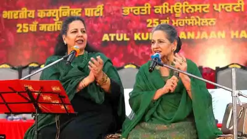 गायिका डॉली गुलेरिया और उनकी बेटी ने CPI की बैठक में दर्शकों को मंत्रमुग्ध कर दिया गायिका डॉली गुलेरिया और उनकी बेटी ने CPI की बैठक में दर्शकों को मंत्रमुग्ध कर दिया