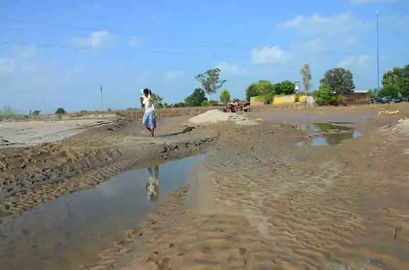 Jalandhar: बाढ़ के कारण परिवारों के लिए अंतिम संस्कार करना मुश्किल हो गया है Jalandhar: बाढ़ के कारण परिवारों के लिए अंतिम संस्कार करना मुश्किल हो गया है