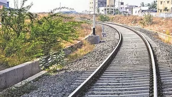 Mumbai : उपनगरीय नेटवर्क पर अलग-अलग घटनाओं में चलती लोकल ट्रेन से गिरकर दो लोगों की मौत Mumbai : उपनगरीय नेटवर्क पर अलग-अलग घटनाओं में चलती लोकल ट्रेन से गिरकर दो लोगों की मौत
