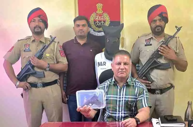 Ludhiana: हेरोइन, अवैध पिस्तौल और मोटरसाइकिल के साथ एक व्यक्ति गिरफ्तार Ludhiana: हेरोइन, अवैध पिस्तौल और मोटरसाइकिल के साथ एक व्यक्ति गिरफ्तार