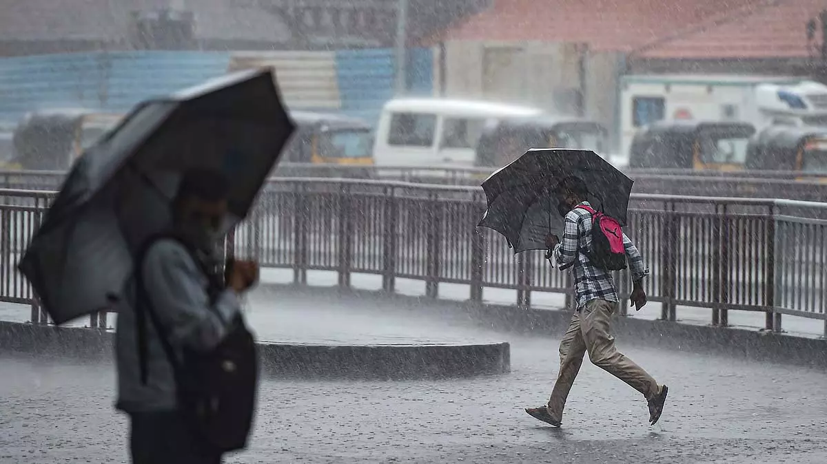 Mumbai: आईएमडी ने भारी बारिश और आंधी की चेतावनी दी Mumbai: आईएमडी ने भारी बारिश और आंधी की चेतावनी दी