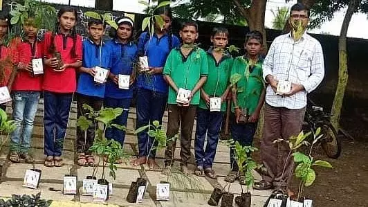 Nashik : स्कूलों ने 70,000 से अधिक पेड़ लगाकर हरित महाराष्ट्र का लक्ष्य पार किया Nashik : स्कूलों ने 70,000 से अधिक पेड़ लगाकर हरित महाराष्ट्र का लक्ष्य पार किया