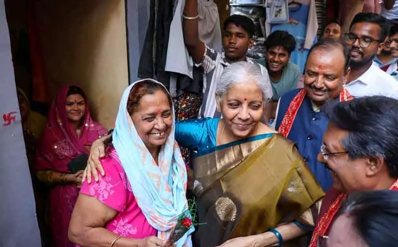 नई जीएसटी दरें लागू; किराने का सामान, दवाइयां, इलेक्ट्रॉनिक सामान, कारें सस्ती नई जीएसटी दरें लागू; किराने का सामान, दवाइयां, इलेक्ट्रॉनिक सामान, कारें सस्ती
