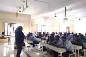 Dr. MGR मेडिकल यूनिवर्सिटी स्नातक छात्रों के लिए सॉफ्ट-स्किल्स पाठ्यक्रम शुरू करेगी Dr. MGR मेडिकल यूनिवर्सिटी स्नातक छात्रों के लिए सॉफ्ट-स्किल्स पाठ्यक्रम शुरू करेगी