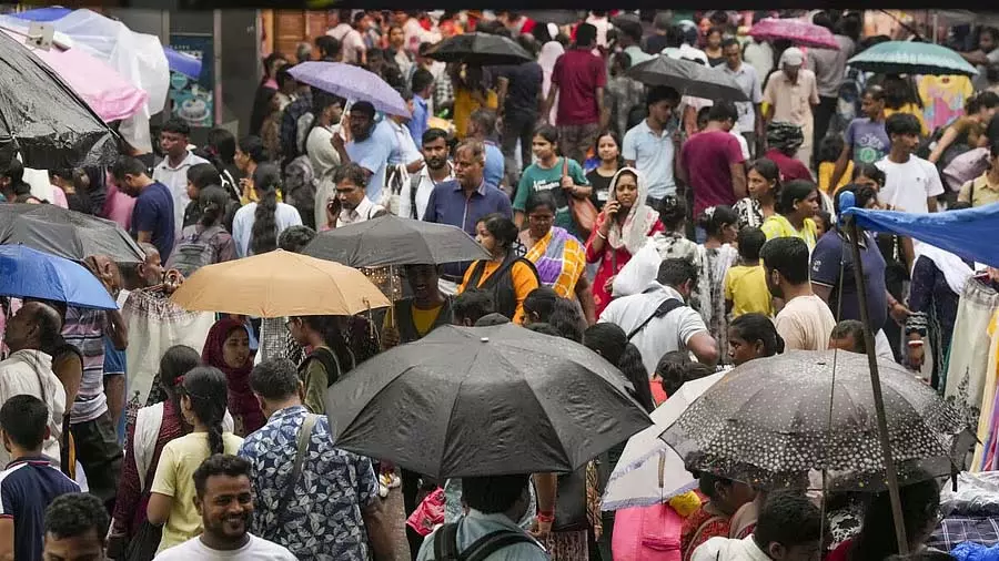 कोलकाता में भारी बारिश से सामान्य जनजीवन अस्त-व्यस्त, शहर के कई हिस्से जलमग्न कोलकाता में भारी बारिश से सामान्य जनजीवन अस्त-व्यस्त, शहर के कई हिस्से जलमग्न