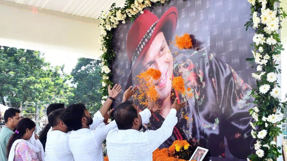 Assam: ज़ुबीन गर्ग को लेकर फैली अफवाहों पर विराम, भूटान नरेश के आने की खबर फर्जी Assam: ज़ुबीन गर्ग को लेकर फैली अफवाहों पर विराम, भूटान नरेश के आने की खबर फर्जी