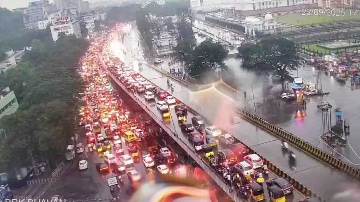भारी बारिश से Hyderabad ठप्प, यातायात बुरी तरह प्रभावित भारी बारिश से Hyderabad ठप्प, यातायात बुरी तरह प्रभावित