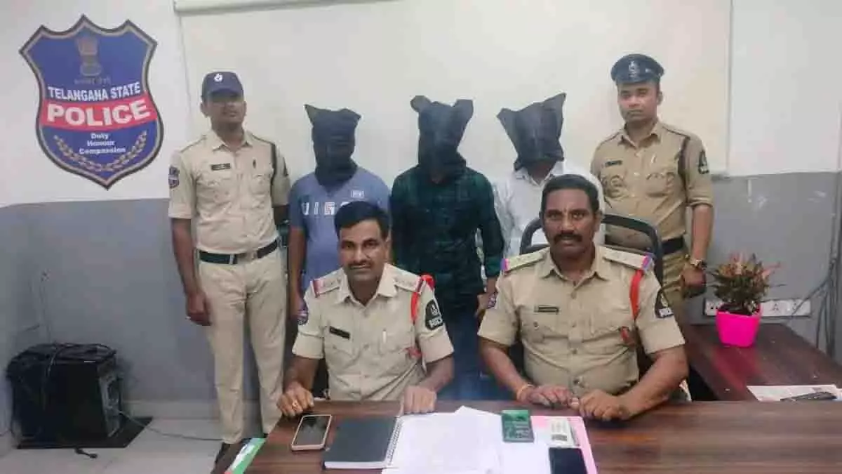 Hyderabad में आभूषण दुकान मालिकों को ठगने के आरोप में तीन लोग गिरफ्तार Hyderabad में आभूषण दुकान मालिकों को ठगने के आरोप में तीन लोग गिरफ्तार