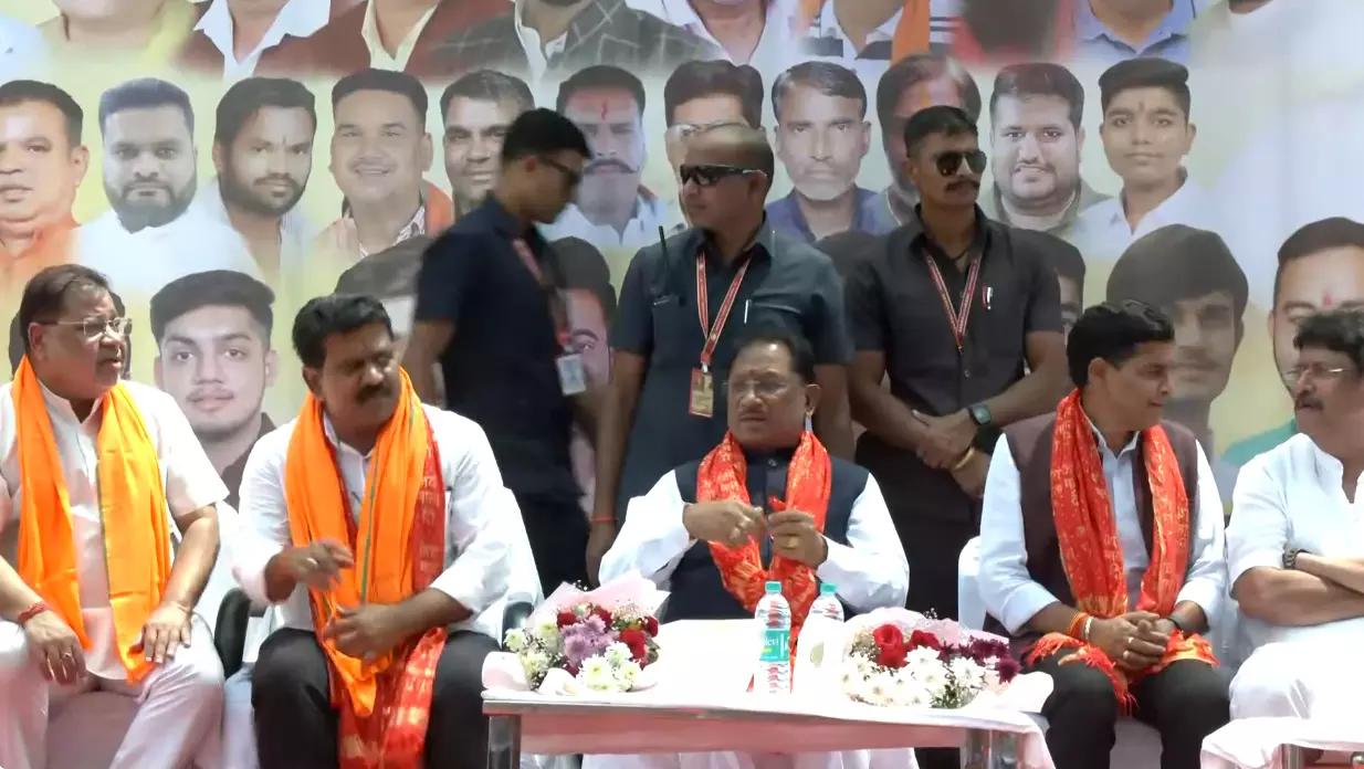 CM साय ने डोंगरगढ़ दर्शन के लिए बसों को दिखाई हरी झंडी CM साय ने डोंगरगढ़ दर्शन के लिए बसों को दिखाई हरी झंडी