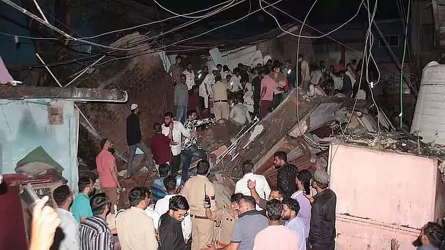 Indore : तीन मंजिला इमारत ढही, दो की मौत, 12 घायल Indore : तीन मंजिला इमारत ढही, दो की मौत, 12 घायल