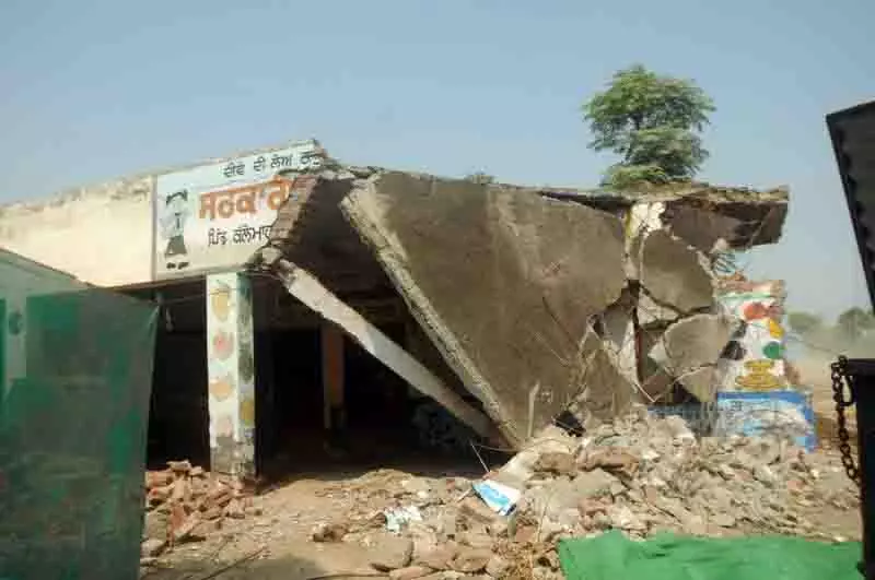 सड़क चौड़ीकरण परियोजना के लिए ध्वस्त किए गए Kallomahal School को खंडहर में फिर से खोला गया सड़क चौड़ीकरण परियोजना के लिए ध्वस्त किए गए Kallomahal School को खंडहर में फिर से खोला गया