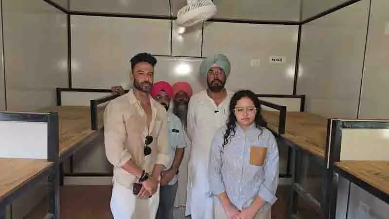 Amritsar: कक्षा 12वीं के छात्र ने विस्थापित परिवारों को घर और आशा दी Amritsar: कक्षा 12वीं के छात्र ने विस्थापित परिवारों को घर और आशा दी
