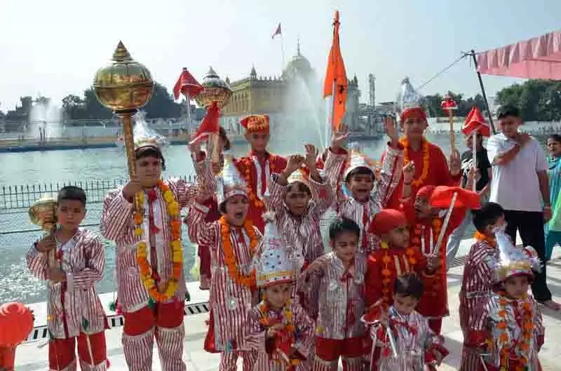 Amritsar: छोटे लंगूरों ने ऐतिहासिक मंदिर को रोशन किया Amritsar: छोटे लंगूरों ने ऐतिहासिक मंदिर को रोशन किया