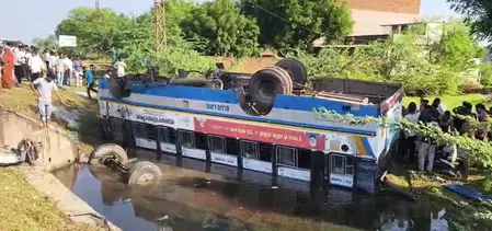 हादसा: तेज रफ्तार के चलते बस दुर्घटनाग्रस्त, 25 यात्री घायल हादसा: तेज रफ्तार के चलते बस दुर्घटनाग्रस्त, 25 यात्री घायल