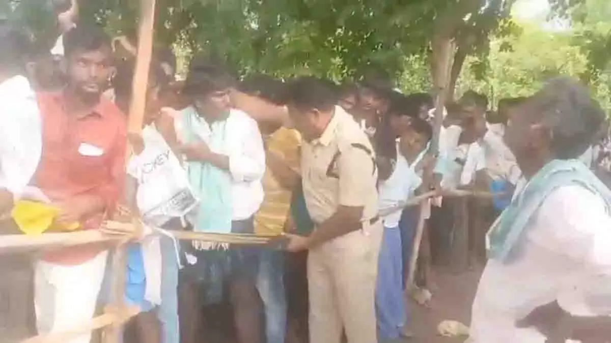 Telangana में यूरिया के लिए इंतजार कर रहे किसानों को पुलिसकर्मी ने पीटा Telangana में यूरिया के लिए इंतजार कर रहे किसानों को पुलिसकर्मी ने पीटा