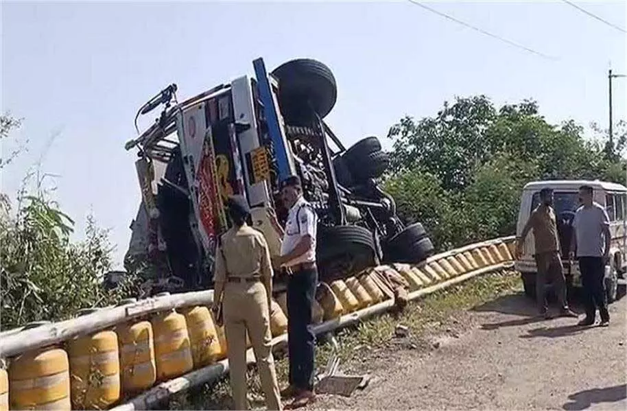 Himachal: यात्रियों से भरा ट्रक पलटा, 2 की मौत, कई घायल Himachal: यात्रियों से भरा ट्रक पलटा, 2 की मौत, कई घायल