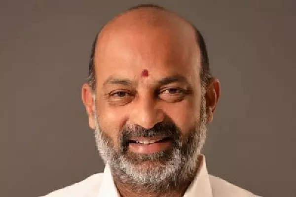 KCR परिवार पर बंदी संजय का हमला, लग्जरी कार घोटाले पर उठाए सवाल KCR परिवार पर बंदी संजय का हमला, लग्जरी कार घोटाले पर उठाए सवाल