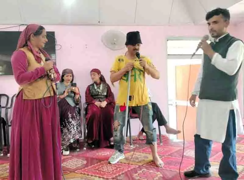 Himachal: सांस्कृतिक कार्यक्रमों से कल्याणकारी योजनाओं के बारे में जागरूकता बढ़ी Himachal: सांस्कृतिक कार्यक्रमों से कल्याणकारी योजनाओं के बारे में जागरूकता बढ़ी