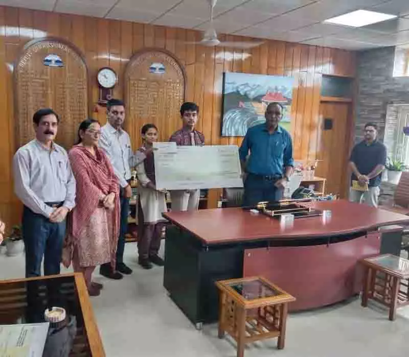Hamirpur DAV के छात्रों ने बाढ़ राहत के लिए जुटाए एक लाख रुपये Hamirpur DAV के छात्रों ने बाढ़ राहत के लिए जुटाए एक लाख रुपये