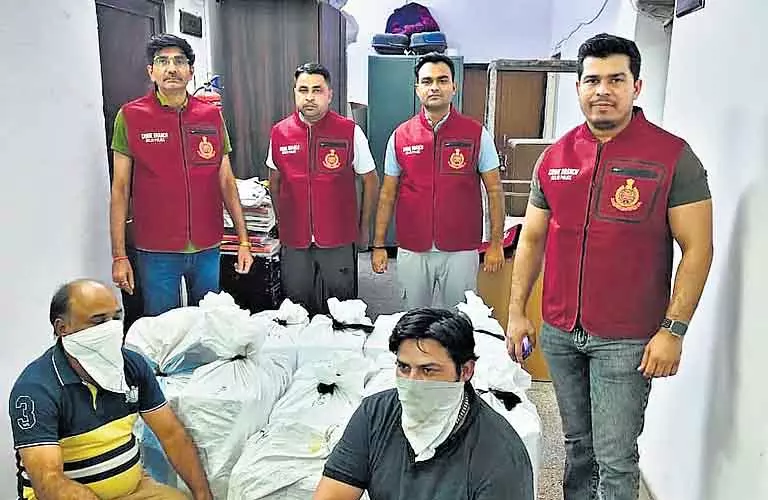 ऑपरेशन कवच: दिल्ली पुलिस की ड्रग्स के खिलाफ 2,000 से ज्यादा जगहों पर छापेमारी ऑपरेशन कवच: दिल्ली पुलिस की ड्रग्स के खिलाफ 2,000 से ज्यादा जगहों पर छापेमारी