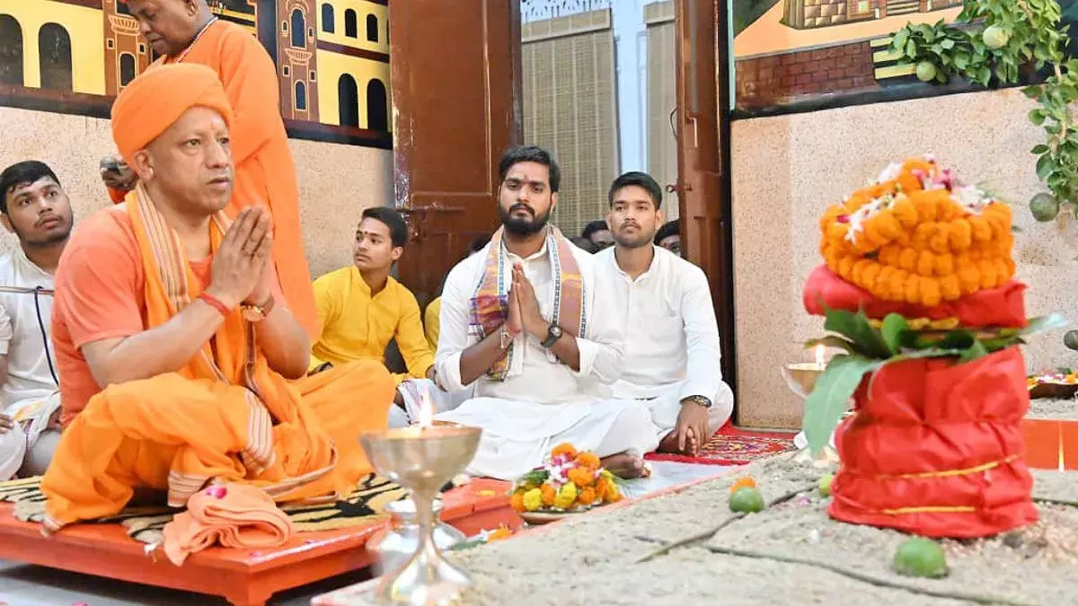 Gorakhpur: शारदीय नवरात्र के विशेष अनुष्ठान का शुभारंभ Gorakhpur: शारदीय नवरात्र के विशेष अनुष्ठान का शुभारंभ