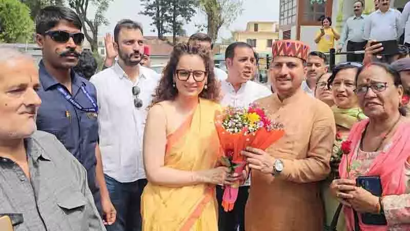 कांग्रेस कार्यकर्ताओं द्वारा कंगना रनौत के Sundernagar दौरे का विरोध करने पर तनाव बढ़ा कांग्रेस कार्यकर्ताओं द्वारा कंगना रनौत के Sundernagar दौरे का विरोध करने पर तनाव बढ़ा