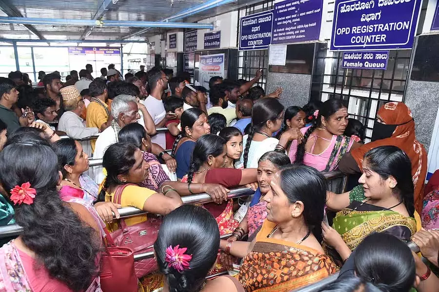 हावेरी जिला अस्पताल: जांच के लिए उमड़ी लोगों की भीड़ हावेरी जिला अस्पताल: जांच के लिए उमड़ी लोगों की भीड़