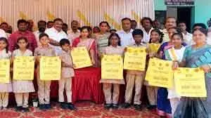 मेयर प्रिया ने चेन्नई के स्कूलों में 2,300 ग्लोब वितरित किए मेयर प्रिया ने चेन्नई के स्कूलों में 2,300 ग्लोब वितरित किए