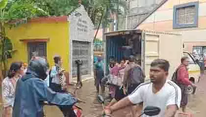 Kolkata: बादल फटने से भारी जलजमाव, जनजीवन अस्त-व्यस्त Kolkata: बादल फटने से भारी जलजमाव, जनजीवन अस्त-व्यस्त