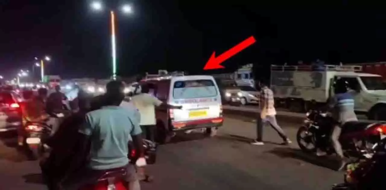 Paradip: युवक की एम्बुलेंस में मौत, प्रशासन पर लापरवाही का आरोप Paradip: युवक की एम्बुलेंस में मौत, प्रशासन पर लापरवाही का आरोप
